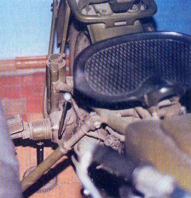 M-73 dobře je vidět ruční páka, která zapíná pohon kola vozíku