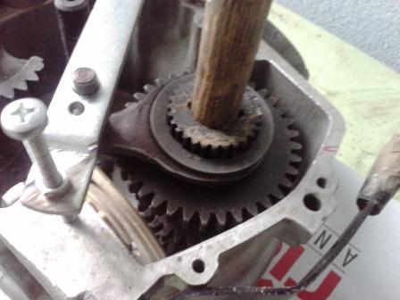 Takhle vypadá pátý stupeň v neutrálu. Kolo pětky není nasazeno, drážkovaný náboj přijde ještě snížit, ale až budu mít definitivní hřídel, ne kus klacku.