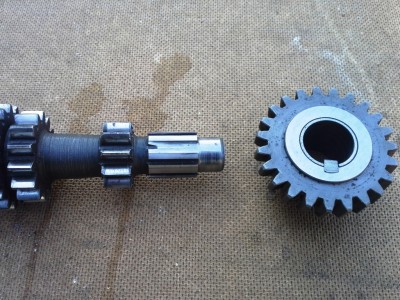 vstupní hřídel s upraveným kolem 5. stupně (z ultrarychlé čtyřky)