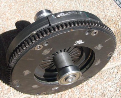 setrvačník s výběžkem pro hallovku