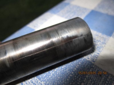 podélná prasklina na čepu ( z obou stran)