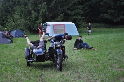 Sim neví jak se správně sedí v sajdě